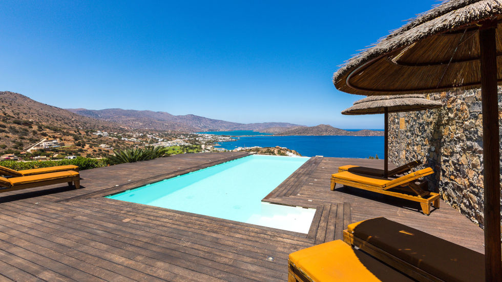 Elounda Black pearl villa - Infinity swimming pool and sunbathing area