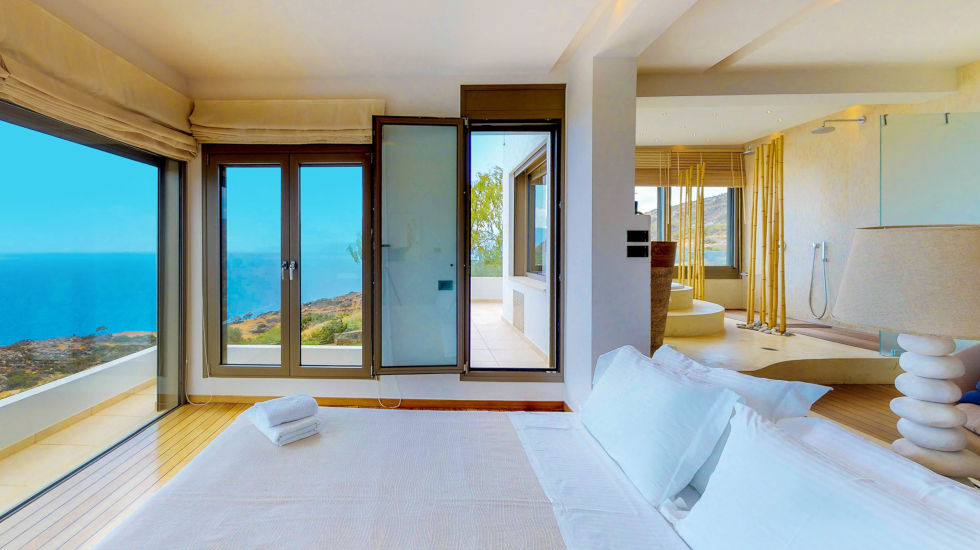 Elounda White Pearl -  Main bedroom and bathroom with jacuzzi