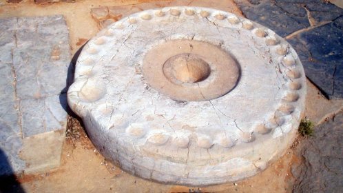  Kernos Beach Hotel & Bungalows  - Archaeological Kernos stone at Malia Palace 